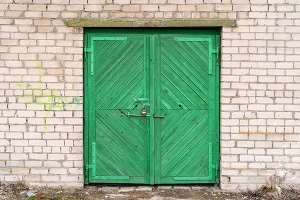 Πράσινη Ξύλινη Πόρτα Γκαράζ Στον Τοίχο Από Τούβλα — Φωτογραφία Αρχείου
