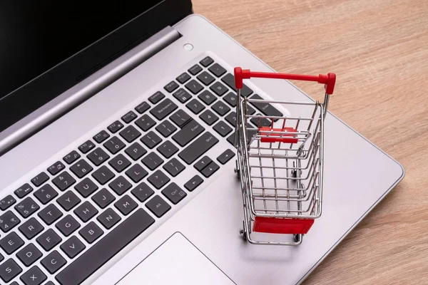 Commerce Warenkorb Auf Laptop Konzeptionelles Image — Stockfoto