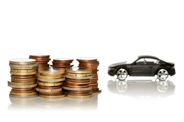 Економія Нову Машину Монети Перед Автомобілем Білому Тлі — стокове фото