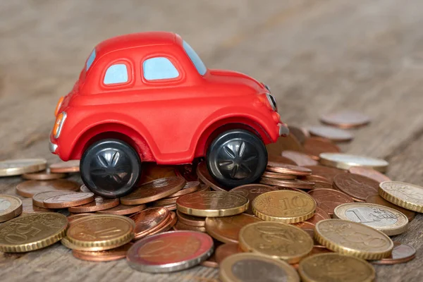 Ahorrar Para Coche Nuevo Coche Rojo Una Pila Monedas — Foto de Stock