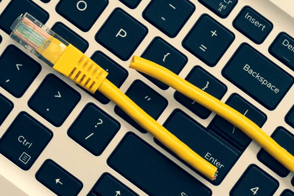 Koncepcja Cenzury Przerw Dostępie Internetu Klawiatura Laptop Wyciętym Kablem Internetowym — Zdjęcie stockowe