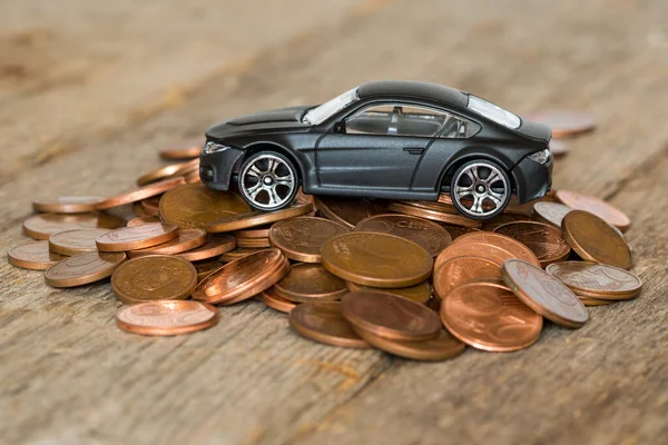 Yeni Bir Araba Için Para Biriktiriyorum Bozuk Paraların Üzerinde Oyuncak — Stok fotoğraf