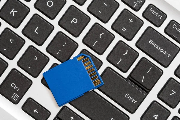笔记本电脑键盘上的蓝色Sd存储卡 — 图库照片