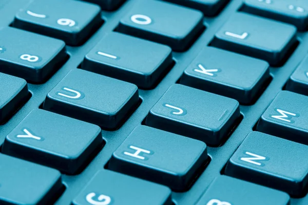 Fechar Teclado Laptop Como Fundo Tonificado Para Azul — Fotografia de Stock