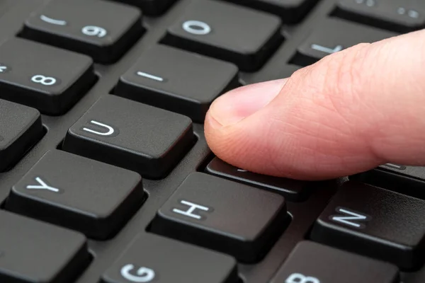 Ett Finger Trycker Knappen Laptop Tangentbord Selektiv Inriktning — Stockfoto