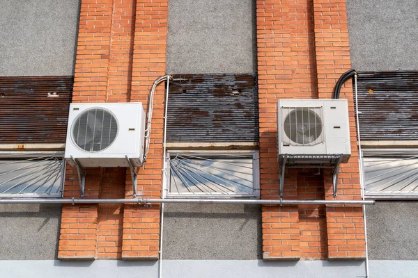 Airconditioningsysteem Buiten Geïnstalleerd Een Industriële Bouwmuur — Stockfoto