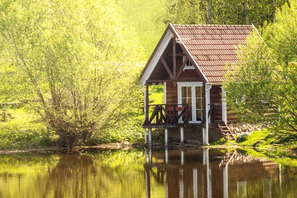 Μικρό Ξύλινο Σπίτι Κοντά Στη Λίμνη Ηλιόλουστη Μέρα Του Καλοκαιριού — Φωτογραφία Αρχείου
