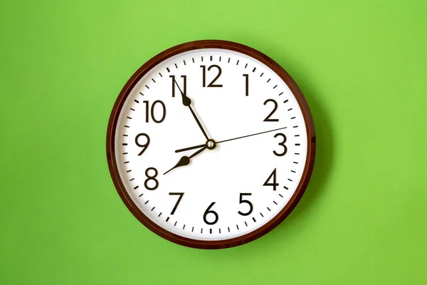 绿色墙上显示7 55钟的时钟 — 图库照片