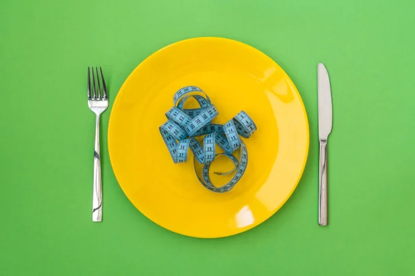 Concepto Hambre Dieta Placa Con Cuchillo Tenedor Cinta Métrica Sobre — Foto de Stock