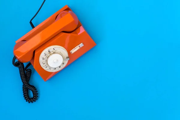 Téléphone Orange Sur Fond Bleu Avec Espace Copie — Photo