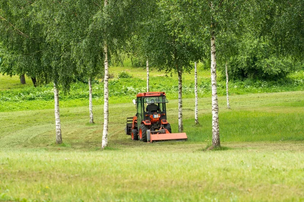 Traktor Mäht Rasen Stadtpark — Stockfoto