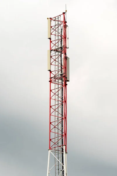 Telefonní Nebo Mobilní Telefon Komunikační Pól Oblačným Oblohou Pozadí — Stock fotografie