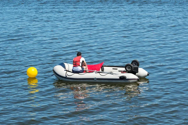 Bagnino Una Barca Gonfiabile Soccorso Pattugliamento Nel Lago Vista Dietro — Foto Stock