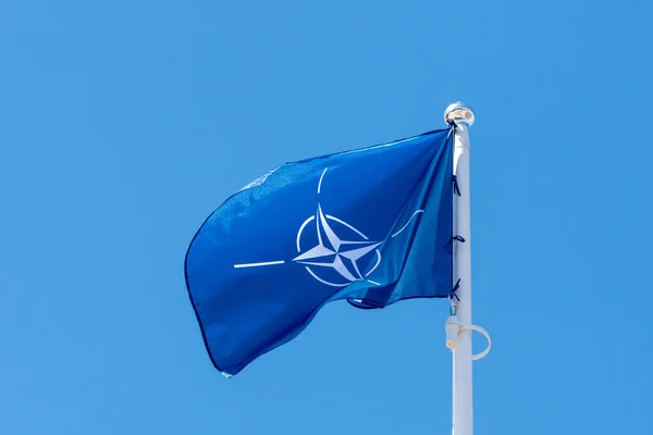 Nato Bayrağı Açık Arka Planda Rüzgarda Dalgalanıyor — Stok fotoğraf