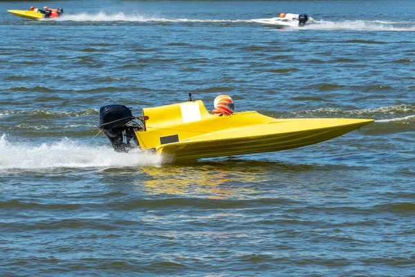 速いアクションレースで黄色のスピードボート — ストック写真