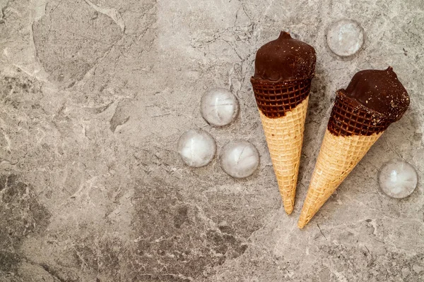 Helado Chocolate Cono Oblea Trozos Hielo Sobre Fondo Gris —  Fotos de Stock