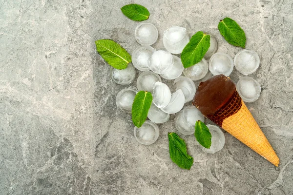 Gelato Cioccolato Wafer Cone Pezzi Ghiaccio Foglie Menta — Foto Stock