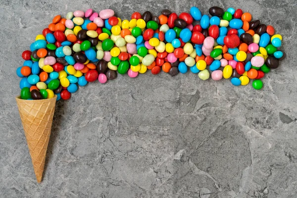 Waffelhorn Mit Farbigen Bonbons Auf Einem Steinhintergrund Ansicht Von Oben — Stockfoto