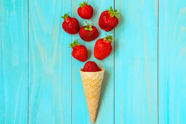 Waffelkegel Mit Frischen Erdbeeren Hausgemachtes Eis — Stockfoto