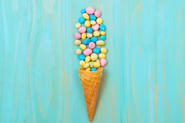 Cone Waffle Com Doces Coloridos Fundo Azul Visão Superior Conceito — Fotografia de Stock