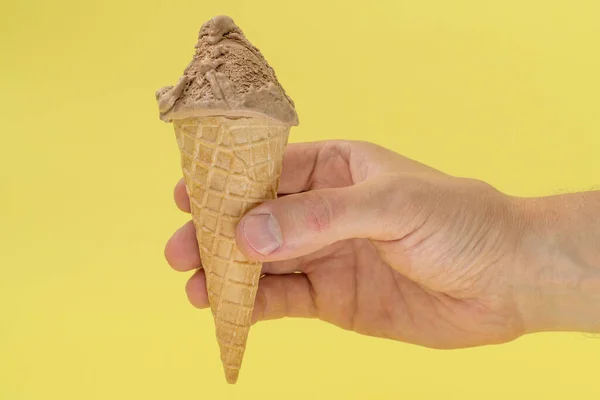 Eistüte Der Hand Auf Gelbem Hintergrund Sommer Desserts — Stockfoto