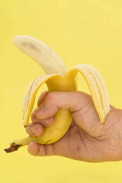 Människans Hand Håller Banan Gul Bakgrund Näringskoncept Eller Hälsosam Mat — Stockfoto