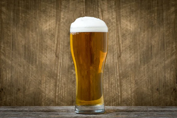 Vidro Cerveja Lager Luz Fundo Madeira Escuro Fundo — Fotografia de Stock