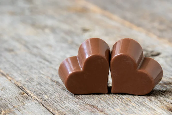 Casal Sobremesa Corações Chocolate Fundo Madeira — Fotografia de Stock