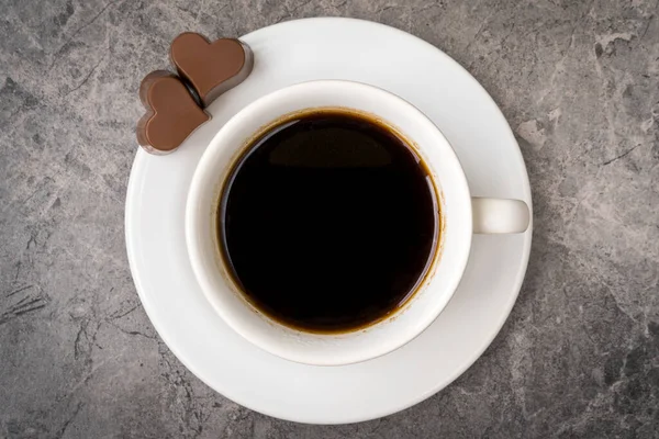 Kopje Zwarte Koffie Met Hartvormige Chocolade Snoepjes — Stockfoto