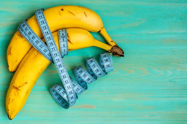 Banane Nastro Misurazione Sfondo Legno Mangiare Sano Concetto Dieta — Foto Stock