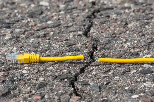 Gesneden Internet Kabel Wordt Gedeeld Door Crack Asfalt Weg Concept — Stockfoto