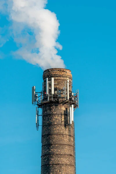 電気通信アンテナ付き煙突から出てくる白い煙 Co2温室効果ガス排出 — ストック写真