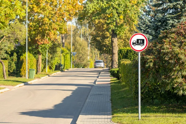 Znak Drogowy Zabrania Wjazdu Pojazdom Cięższym Niż Ton — Zdjęcie stockowe