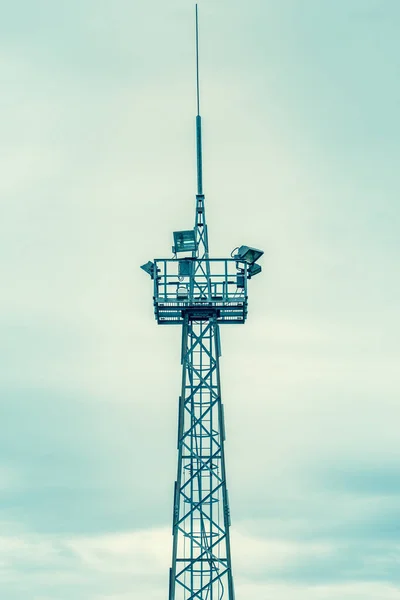 Anténa Tower Communication Modrém Dramatickém Pozadí Oblohy — Stock fotografie