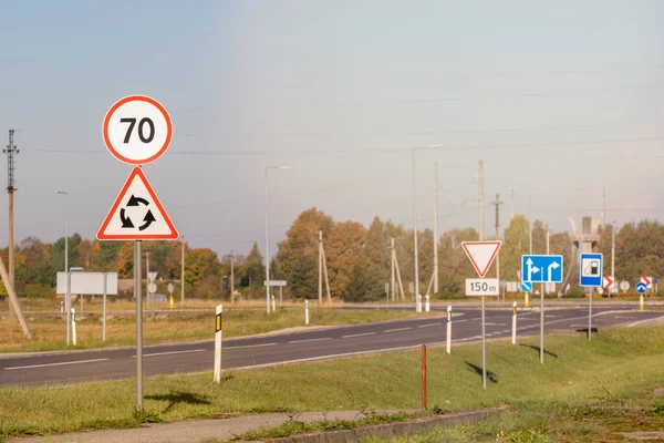 Highway Όριο Ταχύτητας Οδικών Πινακίδας Κυκλική Μπροστά — Φωτογραφία Αρχείου