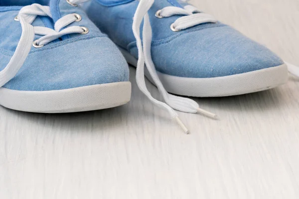 Zapatos Lona Azul Superficie Madera Blanca — Foto de Stock