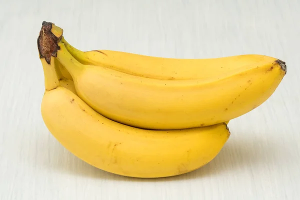 Bando Bananas Maduras Mesa Madeira Branca — Fotografia de Stock
