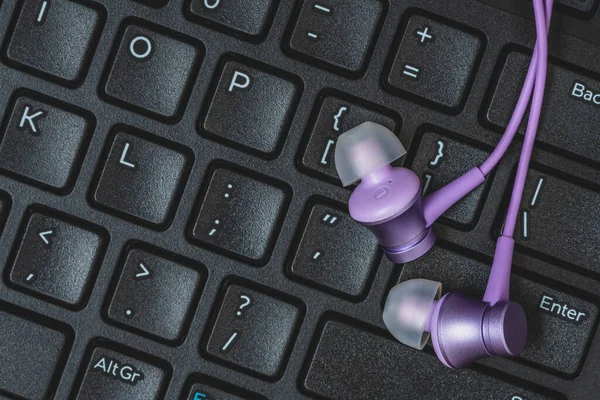Auriculares Audio Púrpura Teclado Negro Concepto Escuchar Música —  Fotos de Stock