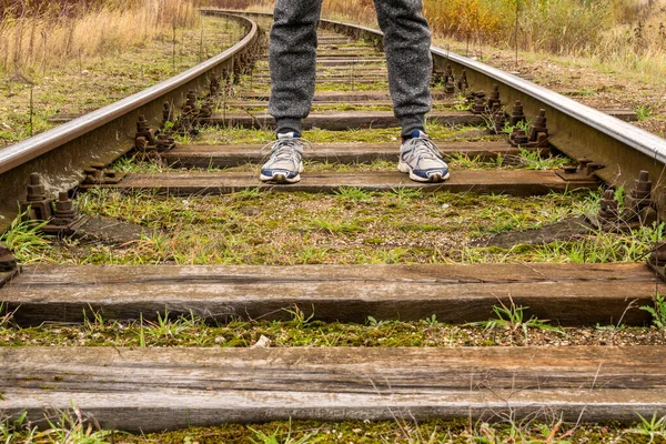 Demiryolu Boyunca Yürüyen Bir Adam Tren Raylarında Gezgin Bacakları — Stok fotoğraf