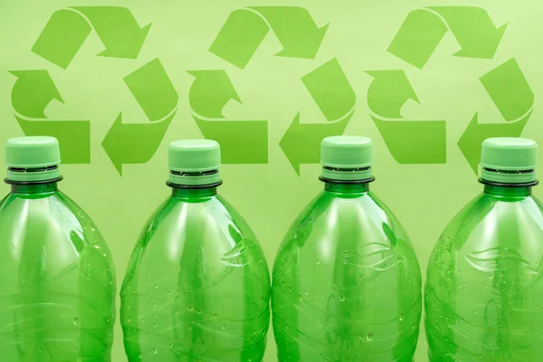 Concept Recyclage Bouteilles Plastique Avec Panneaux Recyclage Verts — Photo