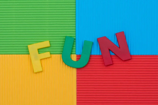 Palavra Fun Com Letras Coloridas Fundo Papel Cor — Fotografia de Stock