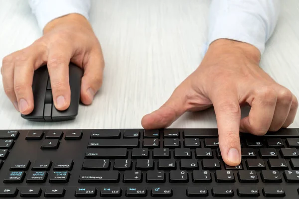 Empresário Usando Computador Imagem Mãos Homem Com Mouse Teclado Computador — Fotografia de Stock