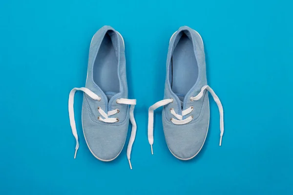 Colocación Plana Zapatos Lona Color Azul Suave Sobre Fondo Azul — Foto de Stock