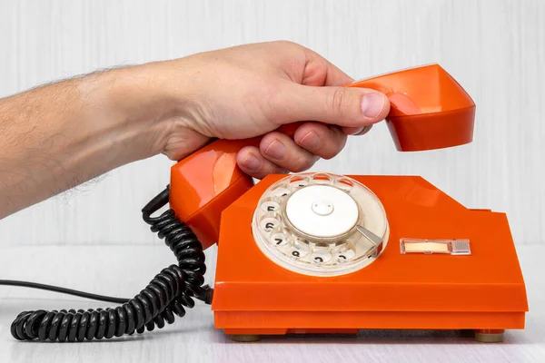 Menselijke Hand Neemt Telefoon Klantenservice Communicatieconcept — Stockfoto