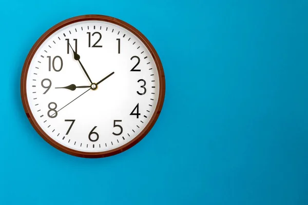 8時55分時を示す古典的な壁の時計 — ストック写真