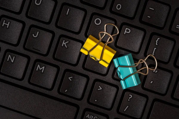 Color Paper Clips Black Computer Keyboard — Stock Photo, Image