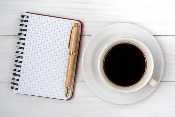 咖啡杯和带钢笔的空白笔记本 — 图库照片