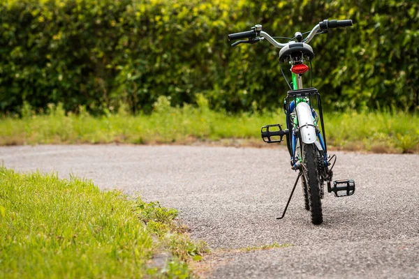 Child Bike Rear View Standing Road — Stock Photo, Image