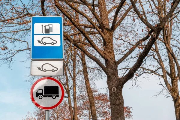 Οδική Σήμανση Σταθμού Φόρτισης Ηλεκτρικών Αυτοκινήτων Φόντο Δέντρα — Φωτογραφία Αρχείου