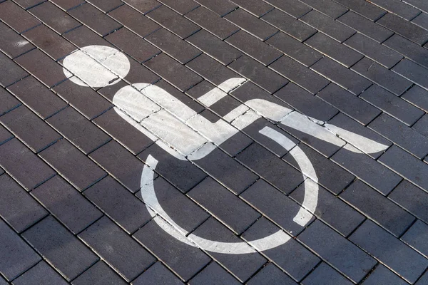 Osoba Niepełnosprawna Wózek Inwalidzki Znak Drogowy Symbol Chodniku Cegły Kamiennej — Zdjęcie stockowe